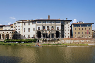 Fototapeta na wymiar Uffizi Gallery over the Arno river in Florence (Fienze), Italy