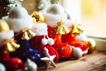 Obraz premium Pair of Santa boots on gold background