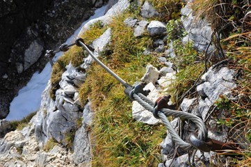 Verankerung eines Stahlseils auf dem Klettersteig