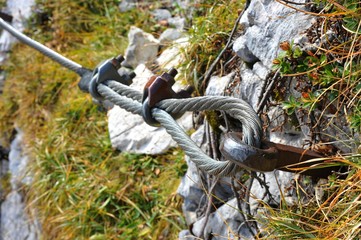 Naklejka premium Verankerung eines Stahlseils auf dem Klettersteig