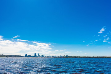 パースの街並みとスワン川