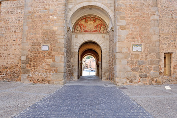 Fototapeta na wymiar Puerta de Bisagra en Toledo
