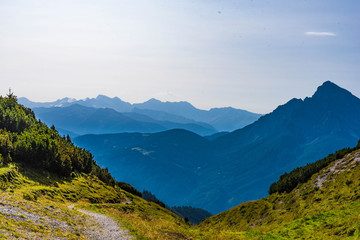 Fototapeta na wymiar Serles mit Tuxer Alpen