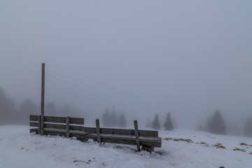 Bank für Wanderer im Winter bei Nebel
