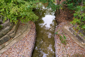 Река с каменными ступенями на берегах в городском...