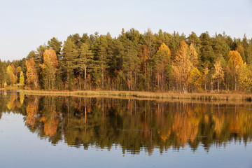 Magnifique paysage en effet miroir de la nature en automne