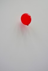 Roter Luftballon schwebt im Raum