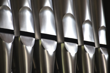 Orgelpfeifen in einem alten Instrument
