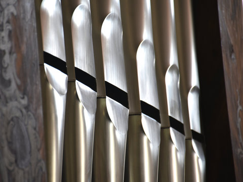 Orgelpfeifen in einem alten Instrument