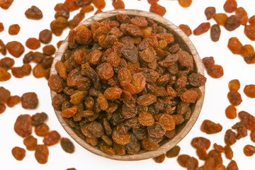 Raisins in the wooden bowl
