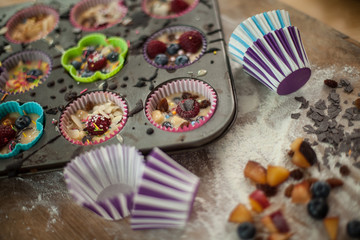 Muffina z owocami nahaftowanym obrusie © Olo