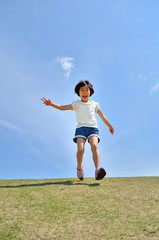 青空で走る女の子