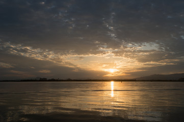 琵琶湖の日の出