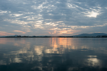 Fototapeta na wymiar 琵琶湖の日の出