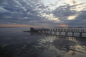 Obraz premium Jetty at Federsee lake, clouds, reflections, Federsee lake nature reserve, morning mood, Baden-Wuerttemberg, Germany, Europe