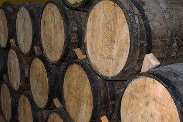 Las barricas están llenas de tequila en la bodega.