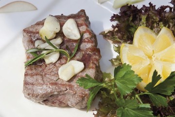 Rump steak, medium, with garlic