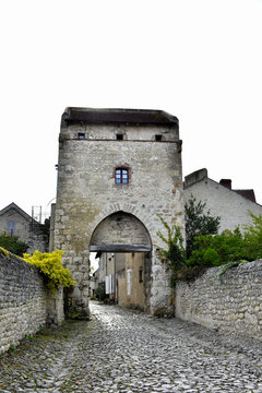 Porte de la ville &agrave; Charroux (Allier)