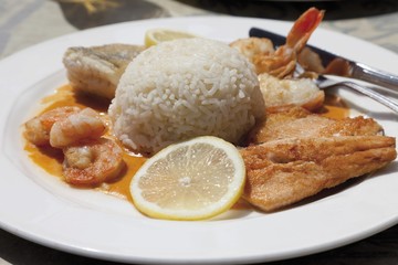 Fish platter with prawns, boiled rice and lobster sauce