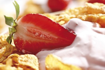 Cornflakes with strawberries and yogurt, filling the picture