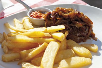Sirloin steak with braised onions and fries