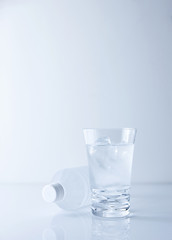 ペットボトルとグラス
