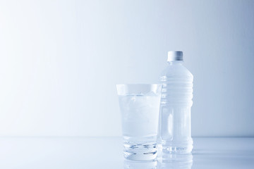 ペットボトルとグラス