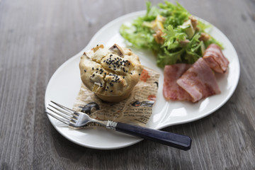 マフィンとサラダとベーコンの朝食
