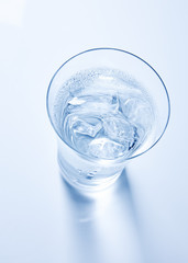 グラスと水
