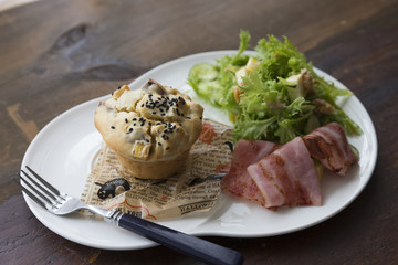 マフィンとサラダとベーコンの朝食