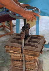 Presse à cigares en fabrication artisanale