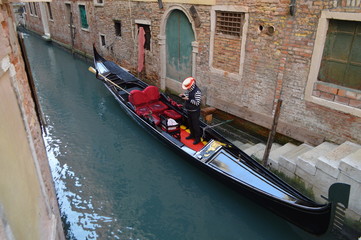 Fototapeta na wymiar Venetian gondolier