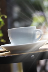 Kaffeetasse auf Tisch - 174805910