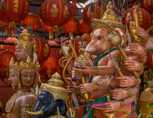 Obraz na płótnie Canvas Golden statues in a Buddhist temple in Bangkok Thailand
