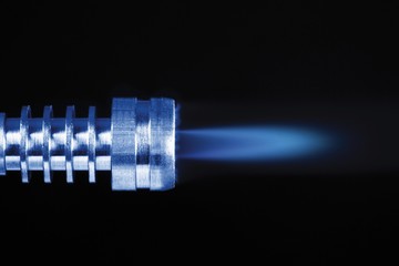 Gas burner with flame