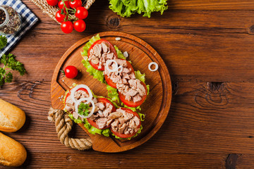 Delicious tuna sandwich, served with lettuce, tomato and onion.