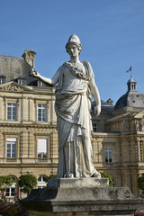 Obraz premium Satue de Minerve au jardin du Luxembourg à Parsi, France