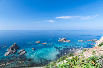 積丹ブルー 島武意海岸の青い空と青い海 / 北海道積丹町