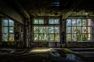 Selbstklebende Fototapete Alte verlassene Gebäude Verlassene Fabrik mit zerbrochenen Fenstern