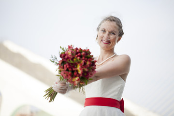 Novia feliz con ramo de flores