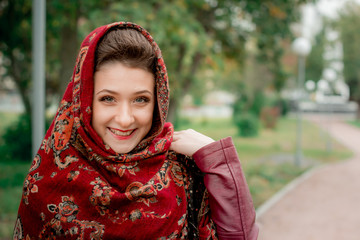 Молодая русская девушка в красном платке. - obrazy, fototapety, plakaty
