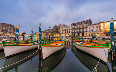 Canal Royal et ses barques à Sète, au matin, Occitanie, Hérault, France