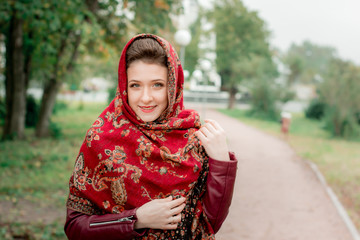 Молодая русская девушка в красном платке. - obrazy, fototapety, plakaty