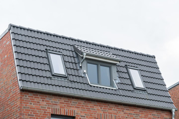 Dach eines Hauses mit Fenster
