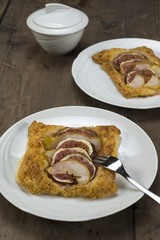 Puff pastry tartlet with pears and figs