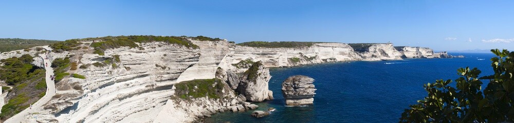 Corsica, 05/09/2017: vista panoramica delle scogliere bianche di calcare di Bonifacio, sulla punta meridionale dell'isola di fronte allo stretto di Bonifacio, tratto di mare tra Corsica e Sardegna