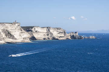 Corsica, 05/09/2017: vista panoramica delle scogliere bianche di calcare di Bonifacio, sulla punta...