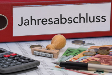 Aktenordner (rot) mit Beschriftung Jahresabschluss