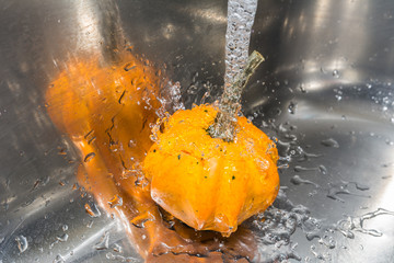Kürbis mit Wasser waschen