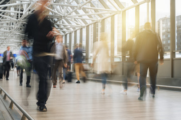 Verschwommene Menschenmenge geht einen Korridor am Flughafen entlang 